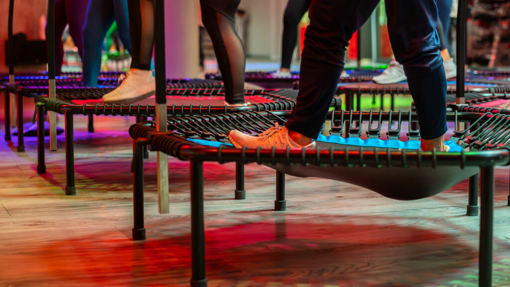 Teilnehmerinnen im Jumping-Fitness-Kurs auf bellicon Trampolinen
