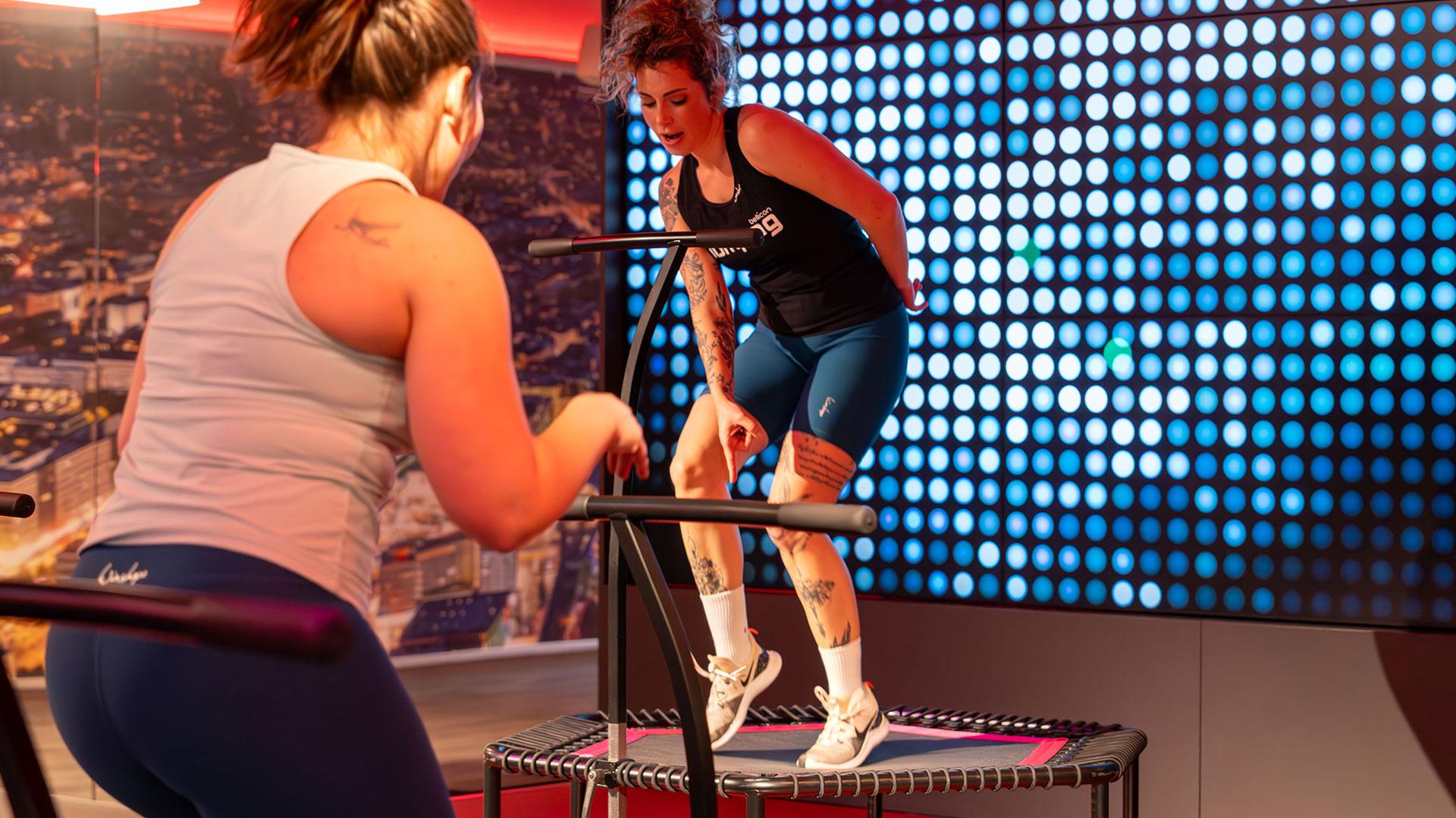 Trainerin leitet eine Jumping Fitness Stunde